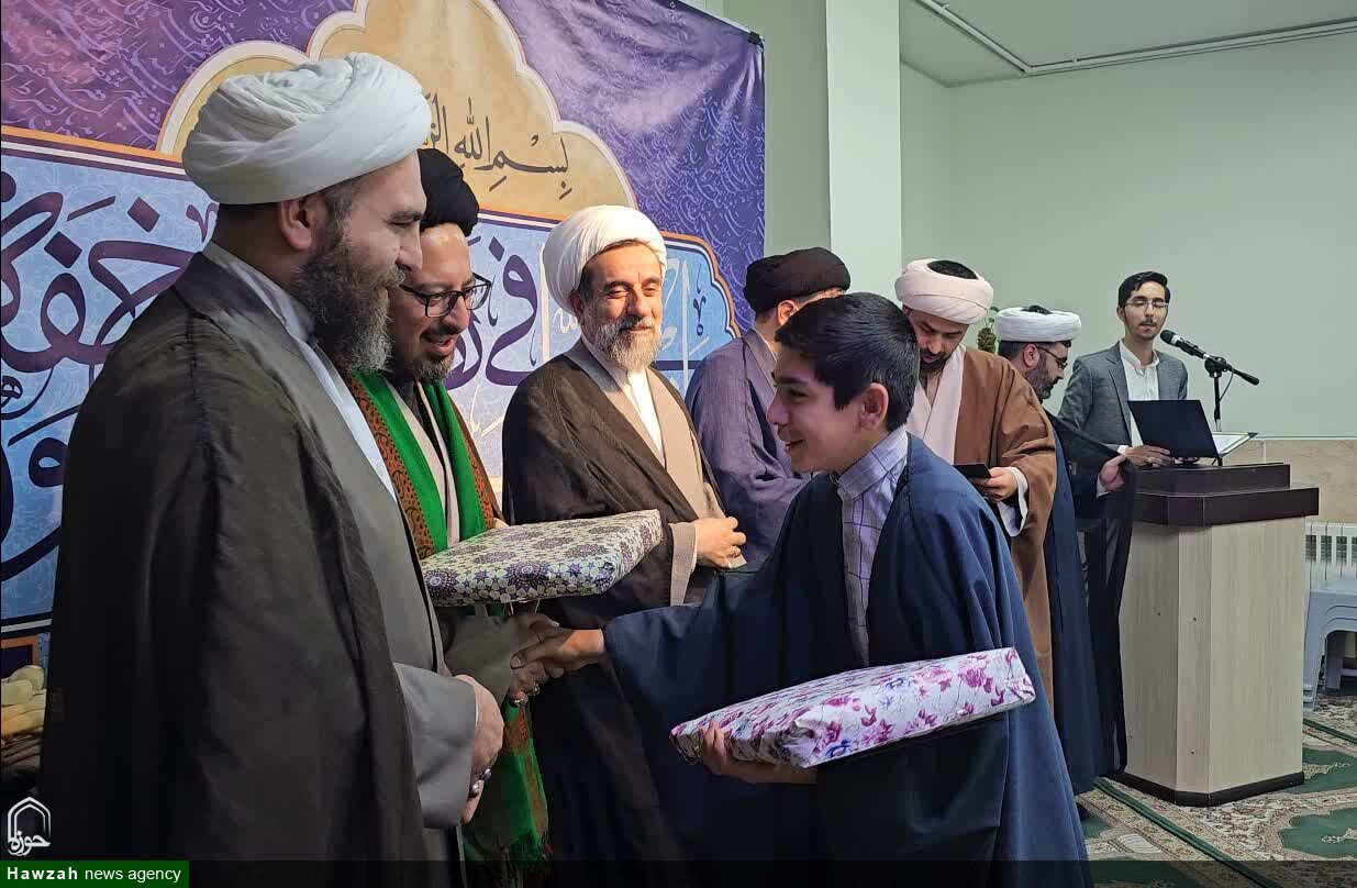 محفل انس با قرآن و تجلیل از حافظان در مدرسه علمیه امام حسین(ع) کوشک برگزار شد+ تصاویر