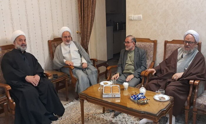 حضور نمایندگان آیت الله اعرافی در منزل نماینده ادوار مجلس شورای اسلامی + عکس