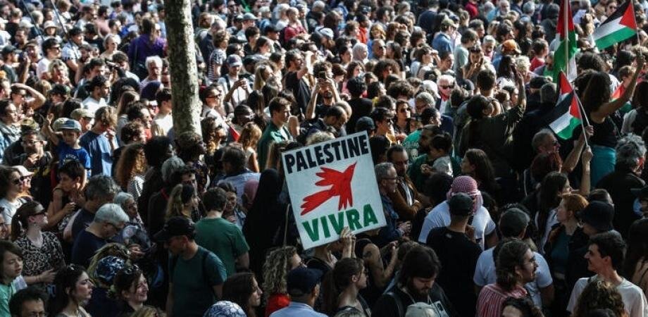 راهپیمایی مردم پاریس در مخالفت با جنگ و نژادپرستی