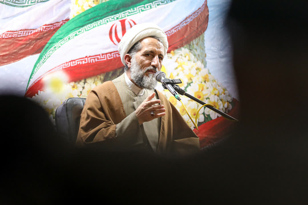 ملت ایران در برابر تهدیدات دشمنان ایستادگی می‌کند