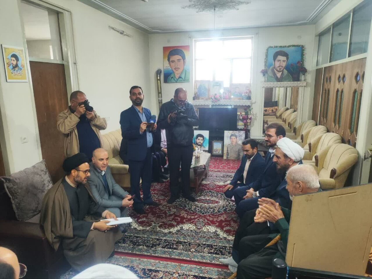 خانواده شهدا گنجینه‌ای گرانبها هستند+عکس