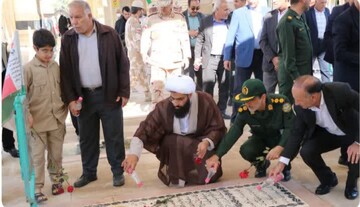 تصاویر/ غبارروبی مزار شهداء در شهرستان دهلران