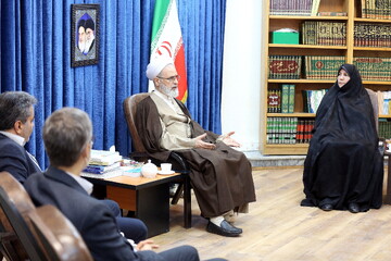 تصاویر/ دیدار مدیر کل امور اقتصادی و دارایی استان قم با آیت الله اعرافی