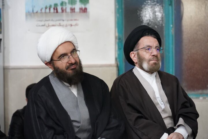 تصاویر/دیدار رئیس شورای سیاست‌گذاری ائمه جمعه کشور با نمازگزاران مسجد فاطمه الزهرا(س) خرم‌آباد