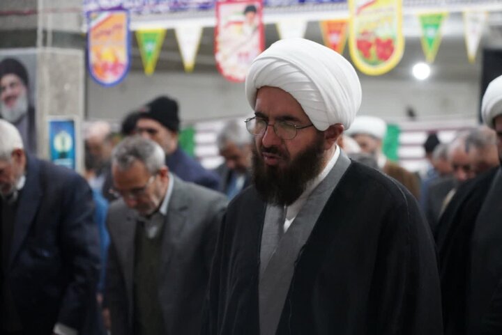 تصاویر/دیدار رئیس شورای سیاست‌گذاری ائمه جمعه کشور با نمازگزاران مسجد فاطمه الزهرا(س) خرم‌آباد