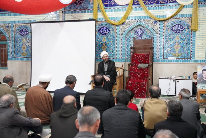 تصاویر/دیدار رئیس شورای سیاست‌گذاری ائمه جمعه کشور با نمازگزاران مسجد فاطمه الزهرا(س) خرم‌آباد