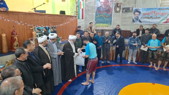 تصاویر/ حضور امام جمعه ارومیه در جمع ورزشکاران زورخانه ‌ای