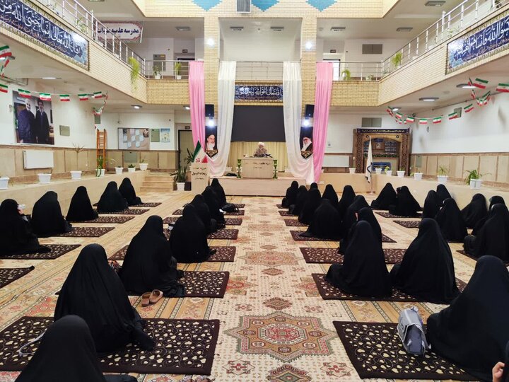 تصاویر/ مراسم بزرگداشت دهه فجر در مدرسه علمیه ریحانة‌الرسول ارومیه