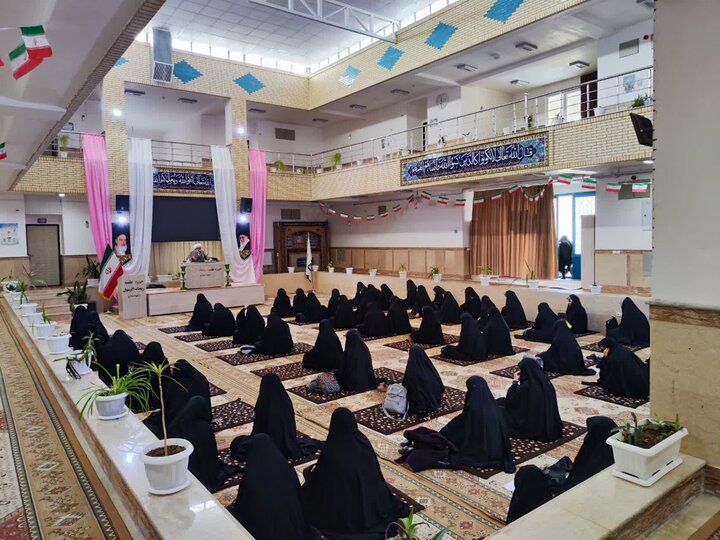 تصاویر/ مراسم بزرگداشت دهه فجر در مدرسه علمیه ریحانة‌الرسول ارومیه