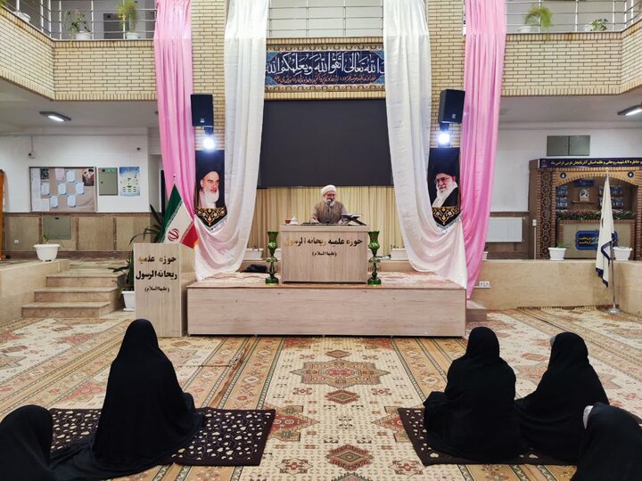 تصاویر/ مراسم بزرگداشت دهه فجر در مدرسه علمیه ریحانة‌الرسول ارومیه