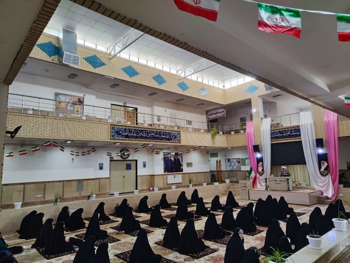 تصاویر/ مراسم بزرگداشت دهه فجر در مدرسه علمیه ریحانة‌الرسول ارومیه