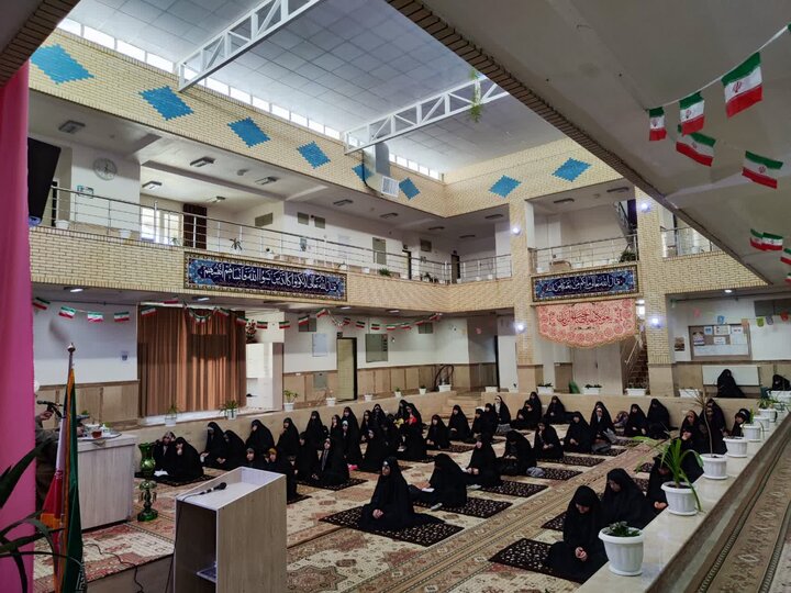 تصاویر/ مراسم بزرگداشت دهه فجر در مدرسه علمیه ریحانة‌الرسول ارومیه