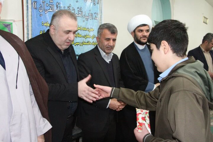 تصاویر/ تجلیل از کودکان و نوجوانان برگزیده مسابقات فرهنگی در تالش