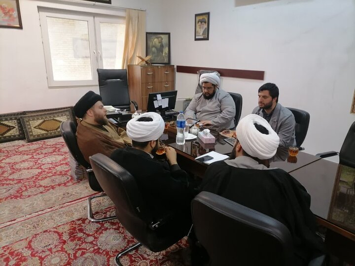 تصاویر/ نشست مشترک با مسئول آموزش گروه جهادی و تبلیغی مِنار و مسئولین اتحادیه دانش آموزی استان گیلان در مدرسه امیر المؤمنین رشت