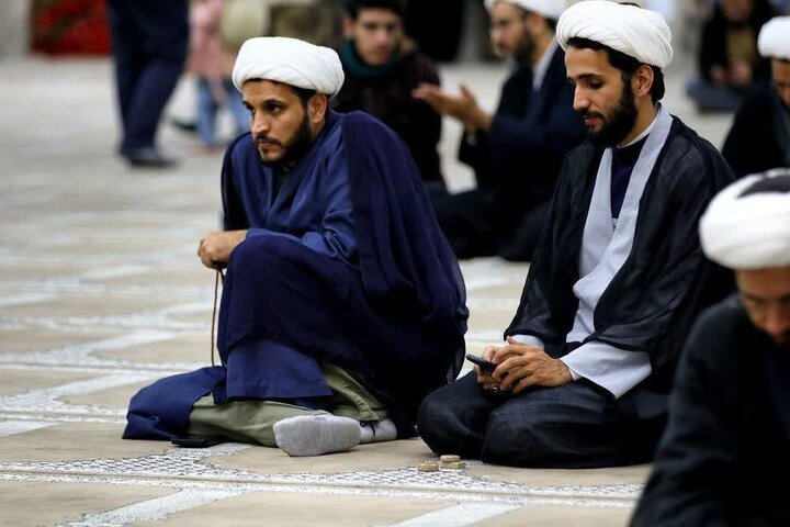 مراسم رونمایی از شماره جدید نشریه «خط» به همت خانه طلاب جوان قم، شامگاه یکشنبه ۱۹ بهمن‌ماه با حضور حجج‌اسلام والمسلمین احمد رهدار، مصطفی امینی‌خواه و علی سپهران و همچنین خانواده شهید «عباس اسدی» در مس