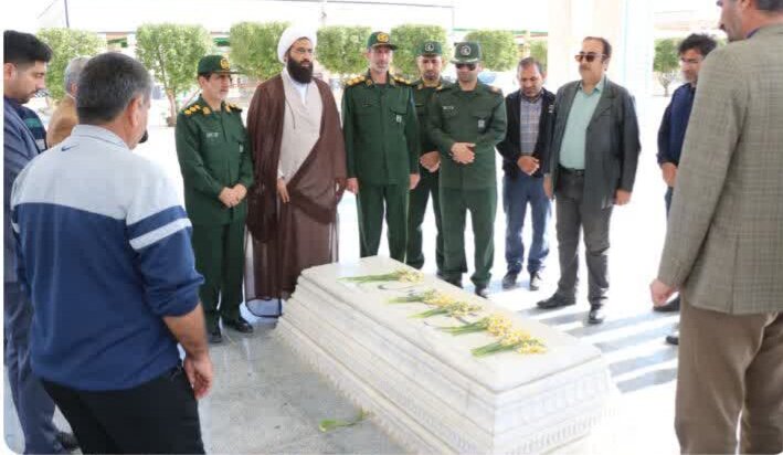 تصاویر/غبارروبی مزار شهداء درشهرستان دهلران