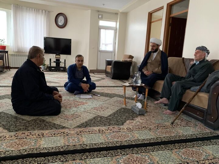 دیدار مسئول حوزه نمایندگی ولی فقیه در بنیاد شهید و امور ایثارگران کردستان از والدین شهدای مریوان
