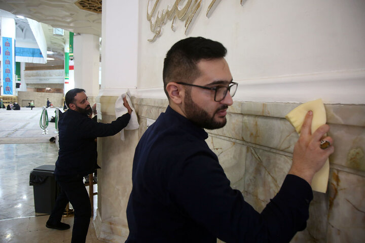 گزارش تصویری؛برداشتن غبار از در و دیوار حرم بانوی کرامت در آستانه ماه مهمانی خدا