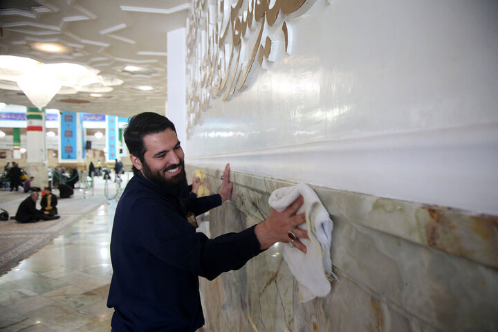 گزارش تصویری؛برداشتن غبار از در و دیوار حرم بانوی کرامت در آستانه ماه مهمانی خدا