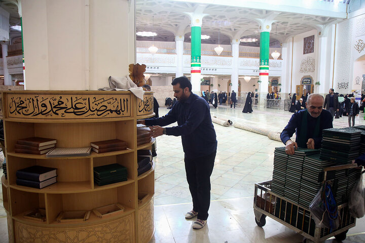 گزارش تصویری؛برداشتن غبار از در و دیوار حرم بانوی کرامت در آستانه ماه مهمانی خدا