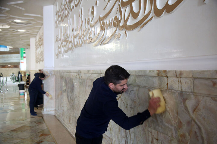 گزارش تصویری؛برداشتن غبار از در و دیوار حرم بانوی کرامت در آستانه ماه مهمانی خدا