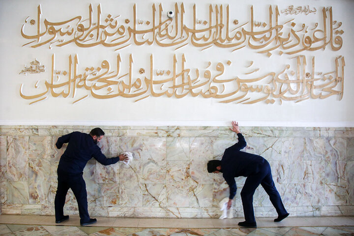 گزارش تصویری؛برداشتن غبار از در و دیوار حرم بانوی کرامت در آستانه ماه مهمانی خدا