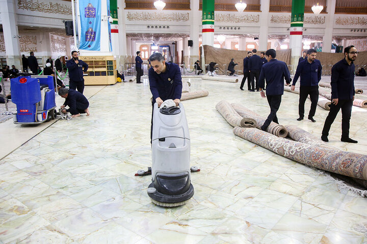 گزارش تصویری؛برداشتن غبار از در و دیوار حرم بانوی کرامت در آستانه ماه مهمانی خدا