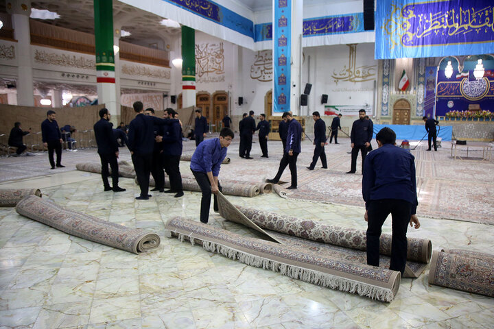 گزارش تصویری؛برداشتن غبار از در و دیوار حرم بانوی کرامت در آستانه ماه مهمانی خدا