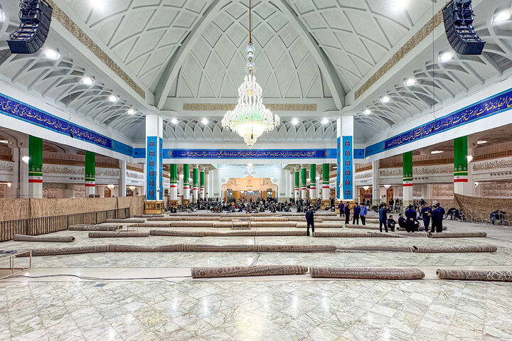 گزارش تصویری؛برداشتن غبار از در و دیوار حرم بانوی کرامت در آستانه ماه مهمانی خدا