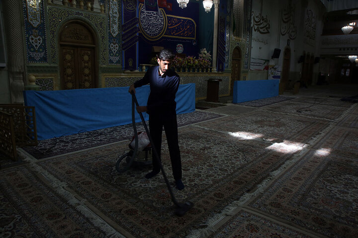 گزارش تصویری؛برداشتن غبار از در و دیوار حرم بانوی کرامت در آستانه ماه مهمانی خدا