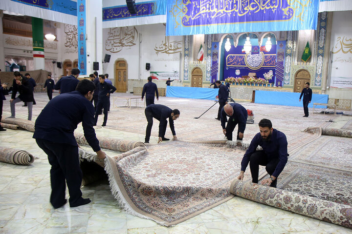 گزارش تصویری؛برداشتن غبار از در و دیوار حرم بانوی کرامت در آستانه ماه مهمانی خدا