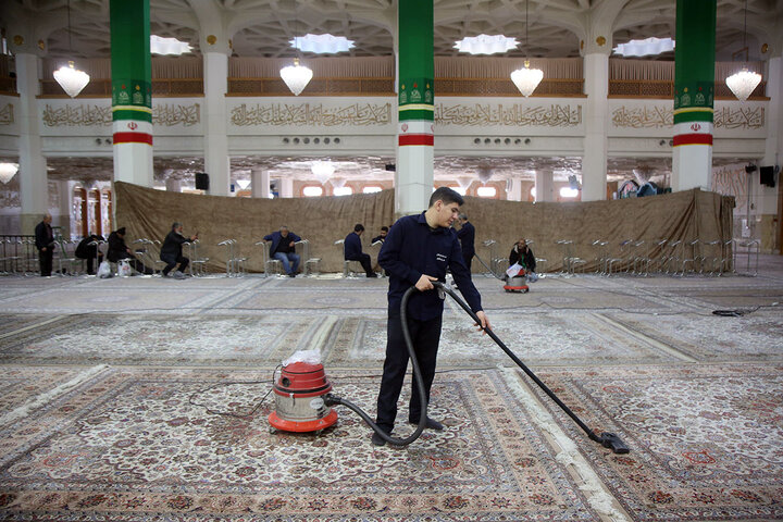 گزارش تصویری؛برداشتن غبار از در و دیوار حرم بانوی کرامت در آستانه ماه مهمانی خدا