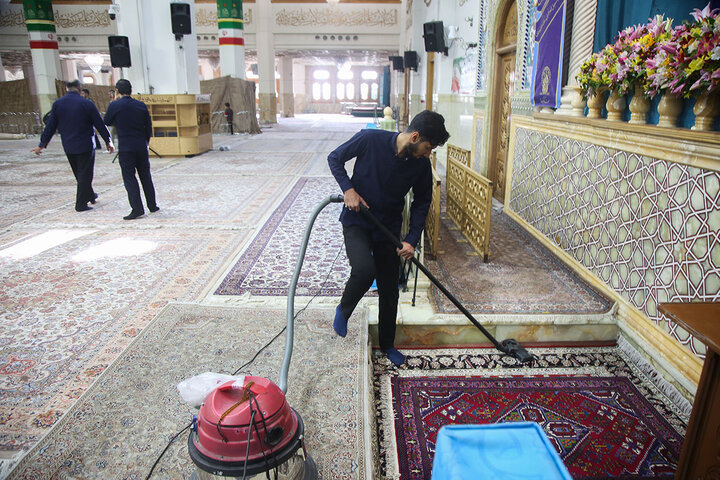 گزارش تصویری؛برداشتن غبار از در و دیوار حرم بانوی کرامت در آستانه ماه مهمانی خدا