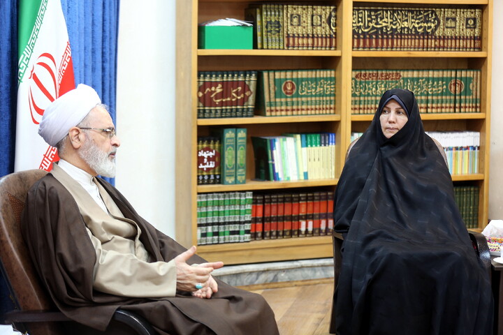 تصاویر/ دیدار مدیر کل امور اقتصادی و دارایی استان قم با آیت الله اعرافی