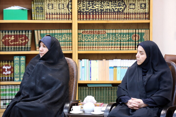 تصاویر/ دیدار مدیر کل امور اقتصادی و دارایی استان قم با آیت الله اعرافی