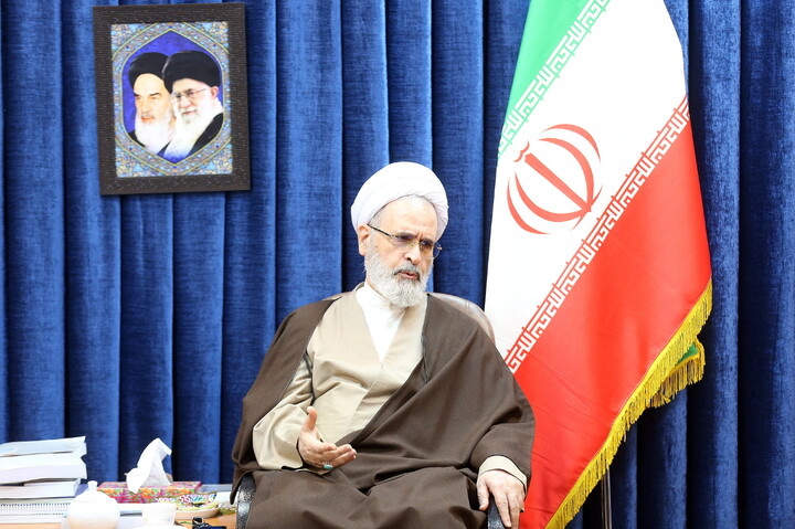 تصاویر/ دیدار مدیر کل امور اقتصادی و دارایی استان قم با آیت الله اعرافی