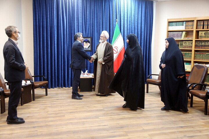 تصاویر/ دیدار مدیر کل امور اقتصادی و دارایی استان قم با آیت الله اعرافی