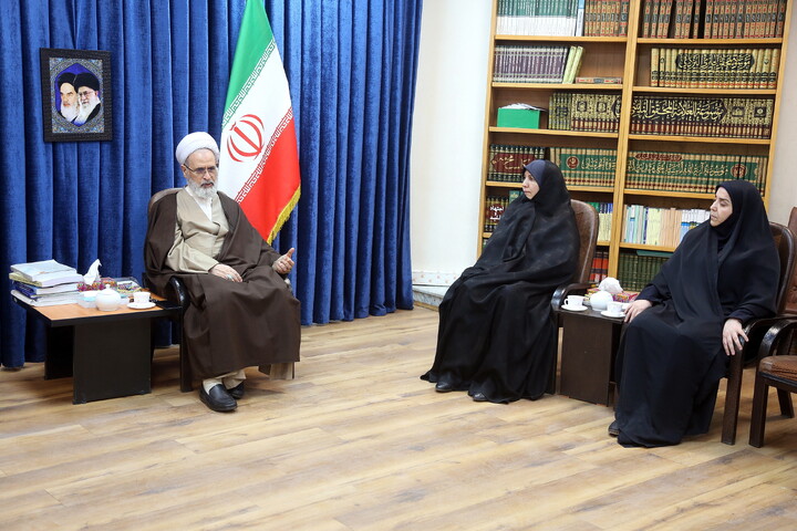 تصاویر/ دیدار مدیر کل امور اقتصادی و دارایی استان قم با آیت الله اعرافی