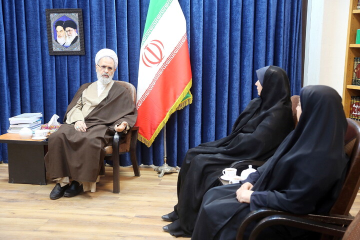 تصاویر/ دیدار مدیر کل امور اقتصادی و دارایی استان قم با آیت الله اعرافی