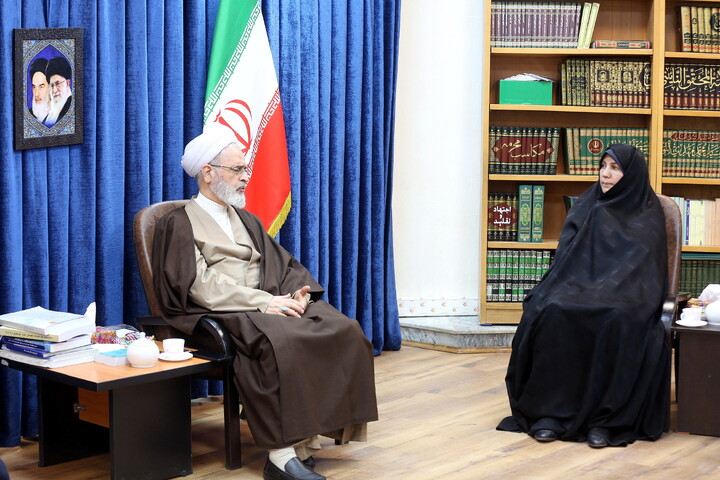 تصاویر/ دیدار مدیر کل امور اقتصادی و دارایی استان قم با آیت الله اعرافی