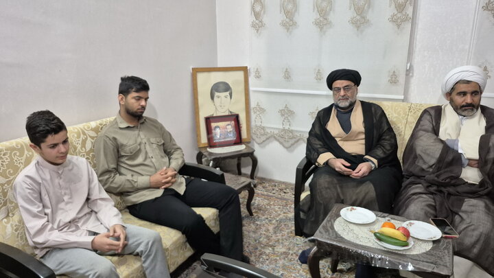 تصاویر/ دیدار کارکنان مدرسه علمیه آیت‌الله مصطفوی(ره) کاشان با خانواده شهید حسین جمال