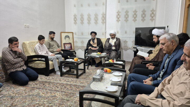 تصاویر/ دیدار کارکنان مدرسه علمیه آیت‌الله مصطفوی(ره) کاشان با خانواده شهید حسین جمال