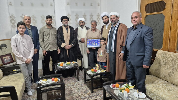 تصاویر/ دیدار کارکنان مدرسه علمیه آیت‌الله مصطفوی(ره) کاشان با خانواده شهید حسین جمال
