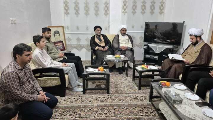 تصاویر/ دیدار کارکنان مدرسه علمیه آیت‌الله مصطفوی(ره) کاشان با خانواده شهید حسین جمال