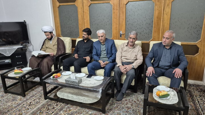 تصاویر/ دیدار کارکنان مدرسه علمیه آیت‌الله مصطفوی(ره) کاشان با خانواده شهید حسین جمال