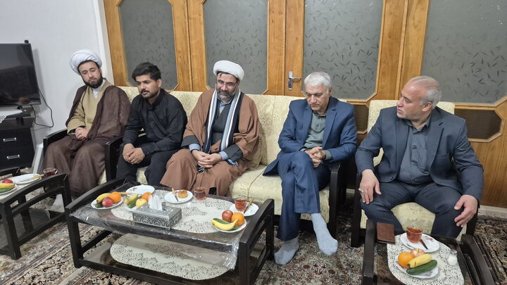 تصاویر/ دیدار کارکنان مدرسه علمیه آیت‌الله مصطفوی(ره) کاشان با خانواده شهید حسین جمال