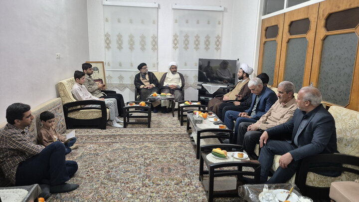 تصاویر/ دیدار کارکنان مدرسه علمیه آیت‌الله مصطفوی(ره) کاشان با خانواده شهید حسین جمال