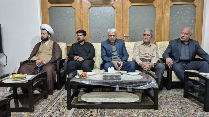 تصاویر/ دیدار کارکنان مدرسه علمیه آیت‌الله مصطفوی(ره) کاشان با خانواده شهید حسین جمال