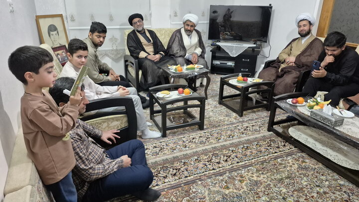 تصاویر/ دیدار کارکنان مدرسه علمیه آیت‌الله مصطفوی(ره) کاشان با خانواده شهید حسین جمال