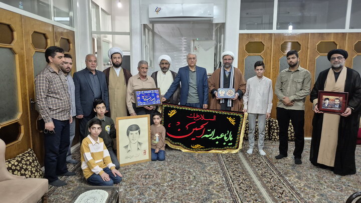 تصاویر/ دیدار کارکنان مدرسه علمیه آیت‌الله مصطفوی(ره) کاشان با خانواده شهید حسین جمال